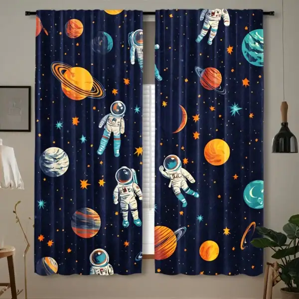 Balcon avec rideaux à motif d'astronautes et planètes, décoration thématique spatiale pour chambre d'enfant ou salle de jeux.