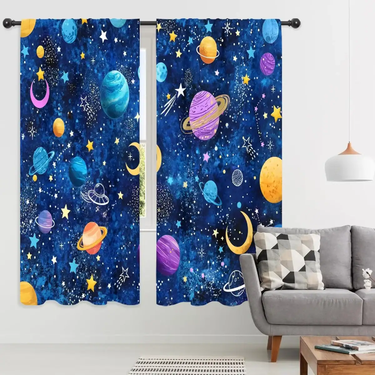 Panneaux de rideaux à motif planètes et étoiles dans l'espace.