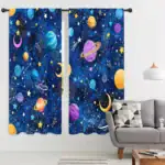 Panneaux de rideaux à motif planètes et étoiles dans l'espace.