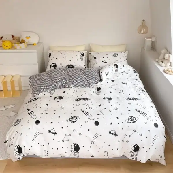 Parure de lit enfant avec motifs spatiaux, astronautes, planètes et étoiles, idéale pour une décoration de chambre à thème scientifique ou cosmique.