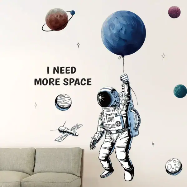 Illustration d'un astronaute en costume spatial tenant un ballon représentant une planète, avec d'autres planètes et un satellite dans un décor mural inspiré de l'espace.