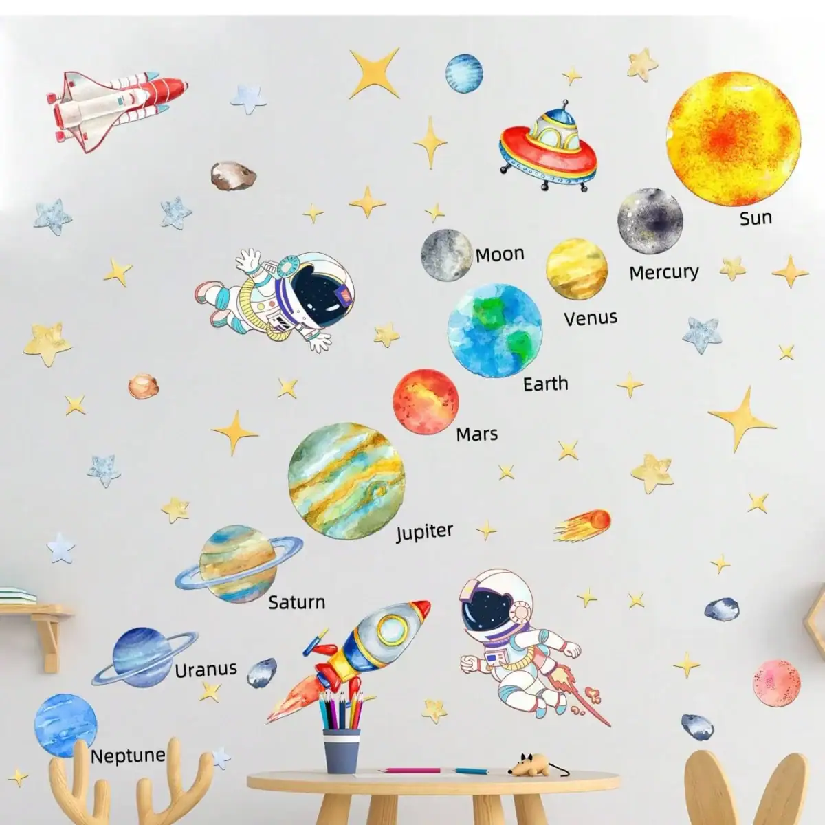 Illustration éducative du système solaire avec planètes, astronautes, fusée et étoiles pour apprendre en s'amusant.