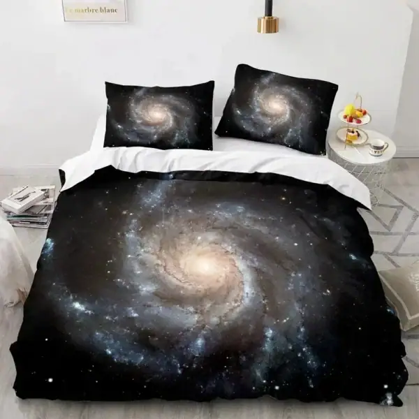 Ensemble de literie avec motif galaxie, comprenant une couette et deux taies d'oreiller, décorant une chambre moderne avec un thème spatial.
