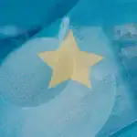 Étoile en papier transparent avec fond bleu, mettant en valeur la texture et la légèreté du matériau, idéale pour la décoration scientifique ou éducative.