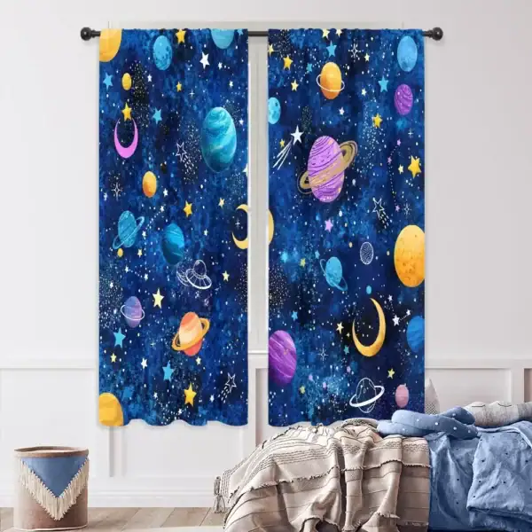 Rideau à motifs de l'espace avec planètes, étoiles et lunes dans des tons bleus, violets et jaunes, parfait pour une décoration cosmique et ludique.