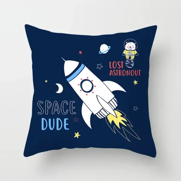 Coussin décoratif avec motif de fusée, astronaute et étoiles, parfait pour une décoration thématique spatiale pour enfants.