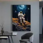 Illustration d'un astronaute en combinaison spatiale assis sur une surface lunaire, tenant une boisson, avec un ciel étoilé, la Terre et la lune en arrière-plan.