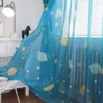 Rideau de fenêtre à thème spatial avec planètes et étoiles, parfait pour décoration de chambre d'enfant ou espace de jeu.