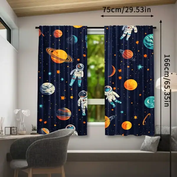 Rideaux à thème spatial avec astronautes et planètes pour décoration intérieure.