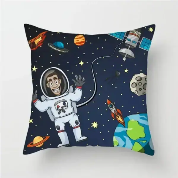 Coussin décoratif illustrant un astronaute dans l'espace entouré de planètes, étoiles, fusées et satellites, parfait pour une décoration thématique scientifique ou spatiale.