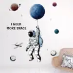 Vaisseau spatial et astronaute en décoration murale avec planètes et étoiles.