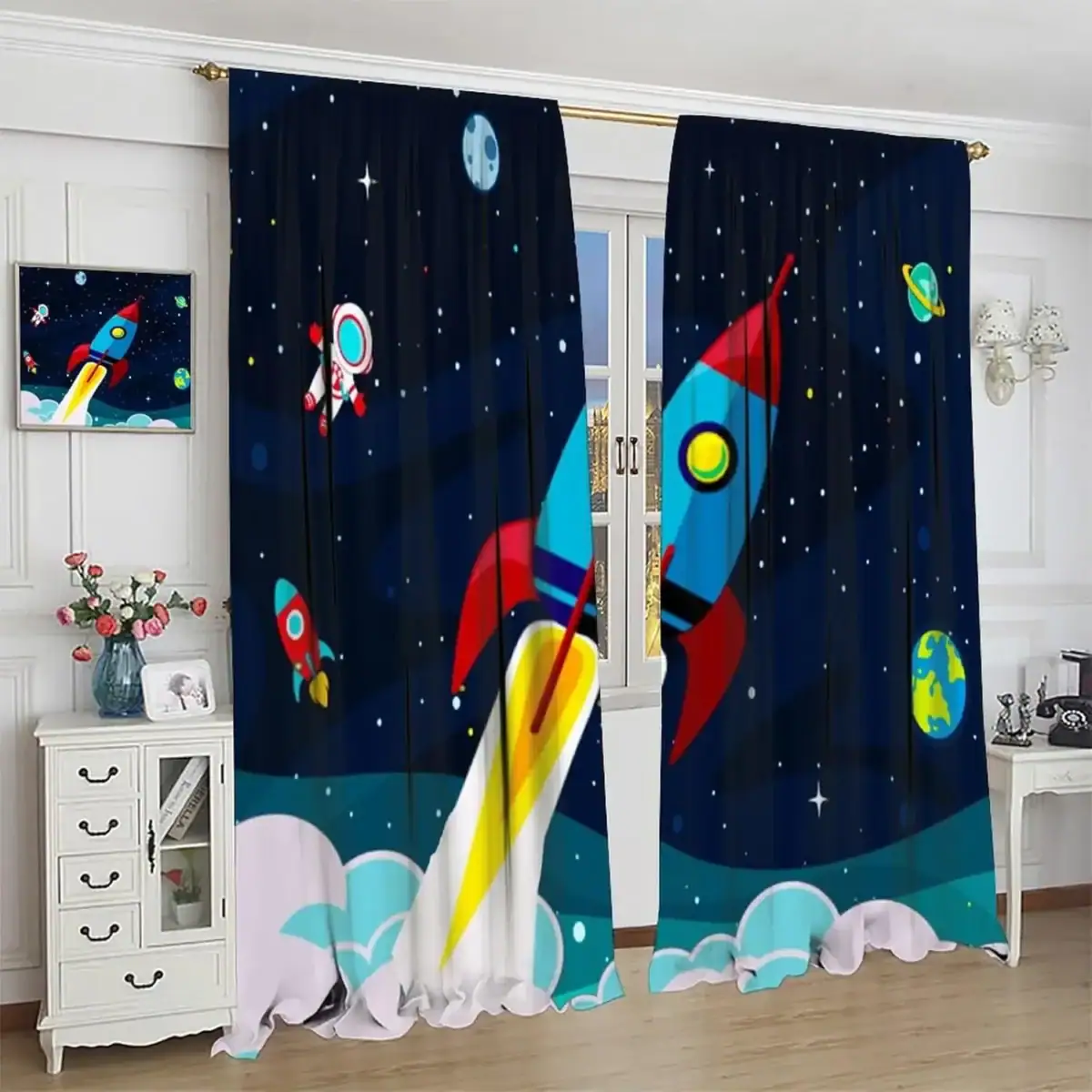 Panneaux de rideaux avec motifs de fusées, planètes et étoiles dans un décor spatial nocturne.