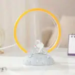 Lampe LED en forme de planète avec un astronaute à vélo, idéale pour une décoration originale.