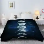 Couvre-lit avec motif de phases de la lune dans l'espace, décoratif et original, parfait pour une chambre à thème cosmique ou scientifique.