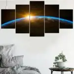 Une œuvre d'art murale représentant la Terre vue de l'espace avec le Soleil levant à l'horizon, apportant une touche cosmique à la décoration intérieure.