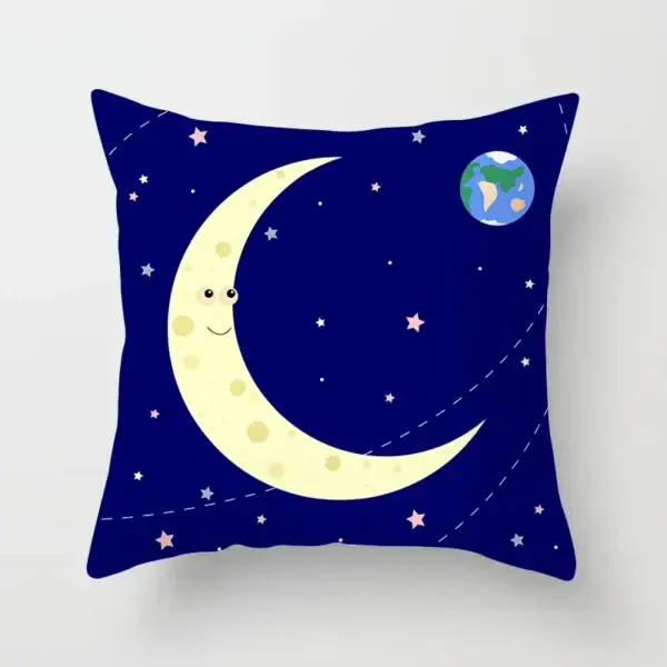 Coussin décoratif avec motif de lune souriante et planète Terre dans un ciel étoilé bleu foncé. Parfait pour une décoration scientifique ou enfantine.