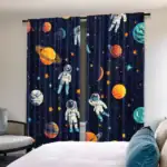 Rideaux à thème spatial avec astronautes flottants et planètes colorées.