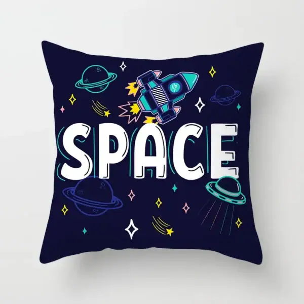 Coussin avec motif spatial, planète, fusée et étoiles, parfait pour une décoration thématique.