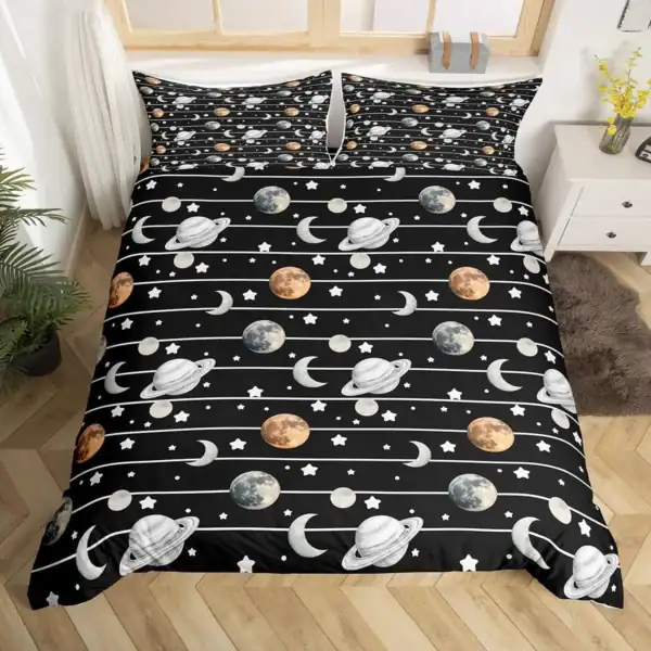 Couverture de lit avec motif planètes, lunes et étoiles dans un design cosmique noir et blanc, parfait pour les amateurs d'astronomie et de décoration scientifique.