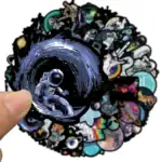 Hologramme d'un astronaute flottant dans l'espace avec un vortex en arrière-plan.