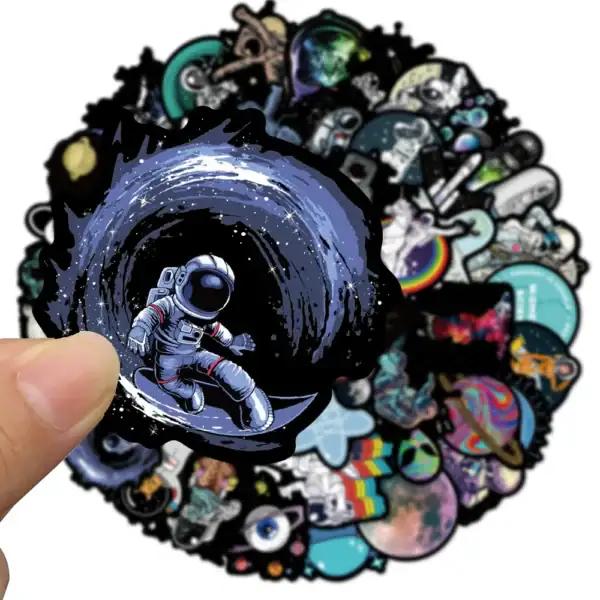 Hologramme d'un astronaute flottant dans l'espace avec un vortex en arrière-plan.