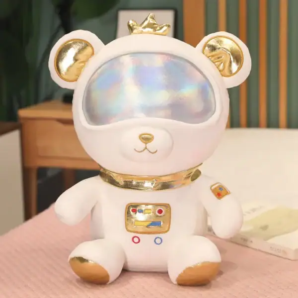 Ourson en peluche cosmonaute avec casque holographique et détails dorés, inspiré de l'univers spatial, parfait pour la décoration ou comme cadeau original.