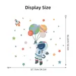 Enfant déguisé en astronaute avec ballons représentant les planètes du système solaire, entouré d'étoiles colorées dans un décor spatial ludique.