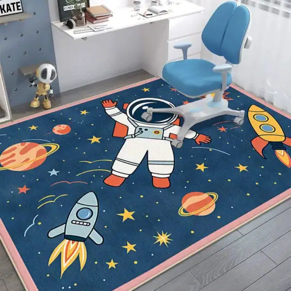 Tapis de chambre d'enfant à thème spatial avec astronautes, planètes et fusées, idéal pour une décoration ludique et éducative dans une chambre d'enfant.