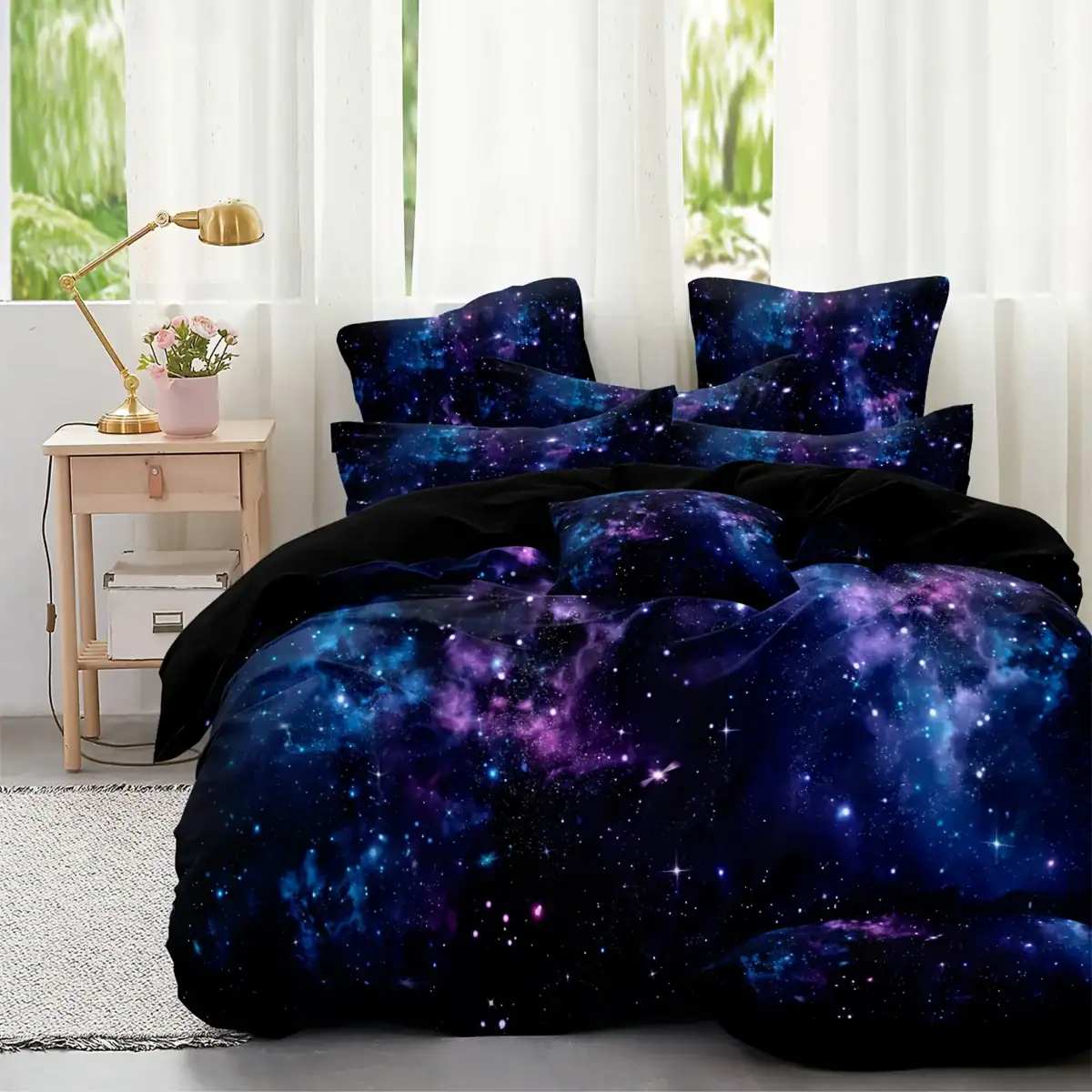 Parure de lit à motif galaxie avec coussins assortis, idéale pour une décoration intérieure inspirée de l'univers.