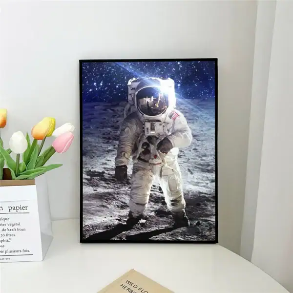 Photo d'un astronaute sur la lune dans un cadre décoratif.