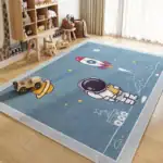 Tapis de jeu éducatif avec motif de fusée, astronaute et étoiles, parfait pour stimuler l'imagination des enfants dans une chambre ou un espace de jeu.