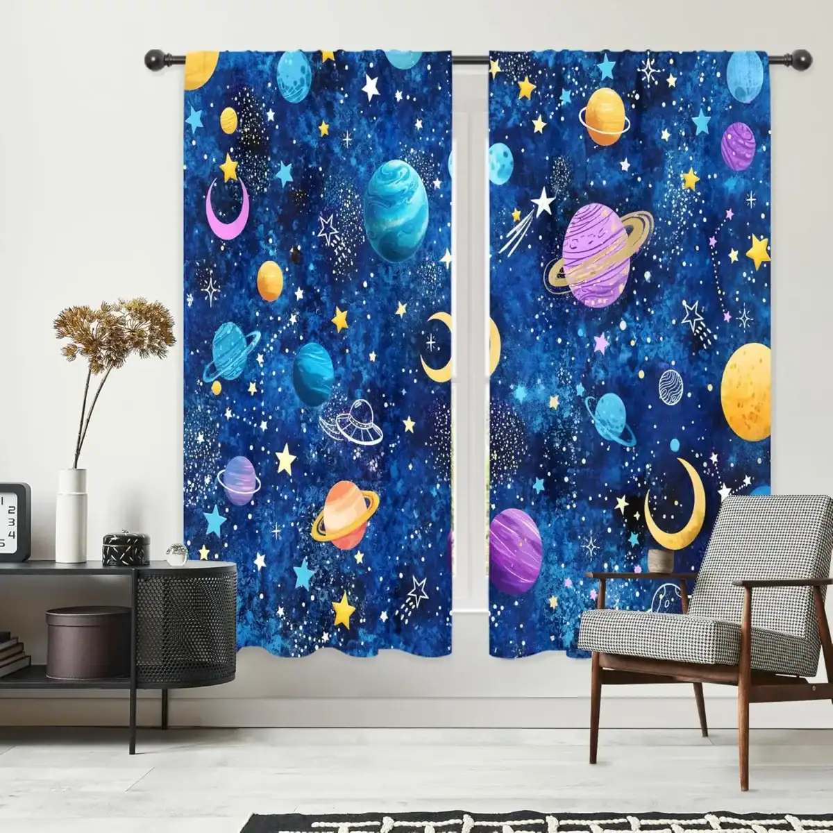 Vitrage avec motif planètes et étoiles pour décoration intérieure.