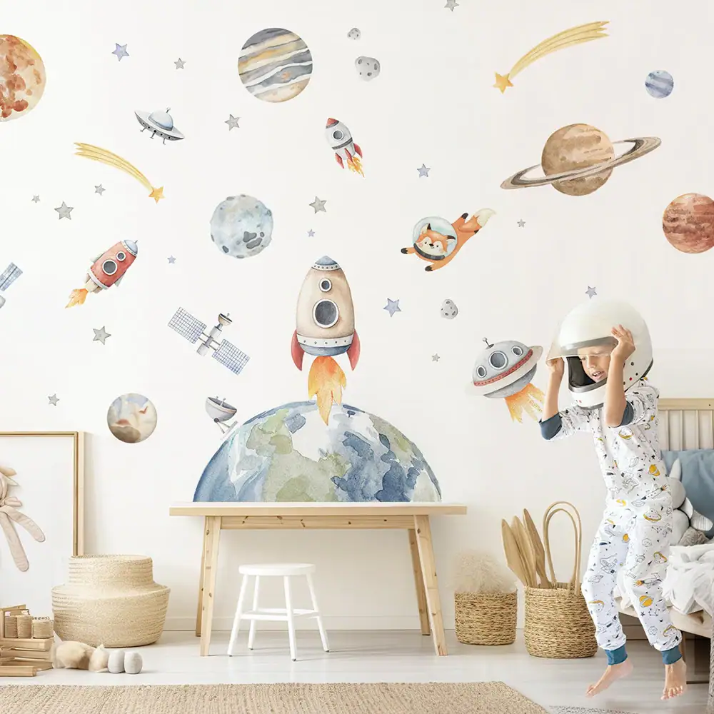 Décoration murale avec vaisseaux spatiaux, planètes et fusées pour chambre d'enfant, créant une ambiance spatiale ludique et éducative.