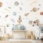 Décor mural spatial avec vaisseaux, planètes et fusées pour chambre d'enfant, créant une ambiance cosmique ludique et éducative.