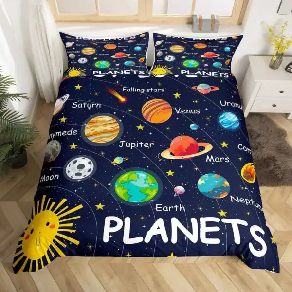 Tête de lit décorative avec motif de planètes, étoiles et soleil dans un style enfantin, parfait pour une chambre à thème spatial.