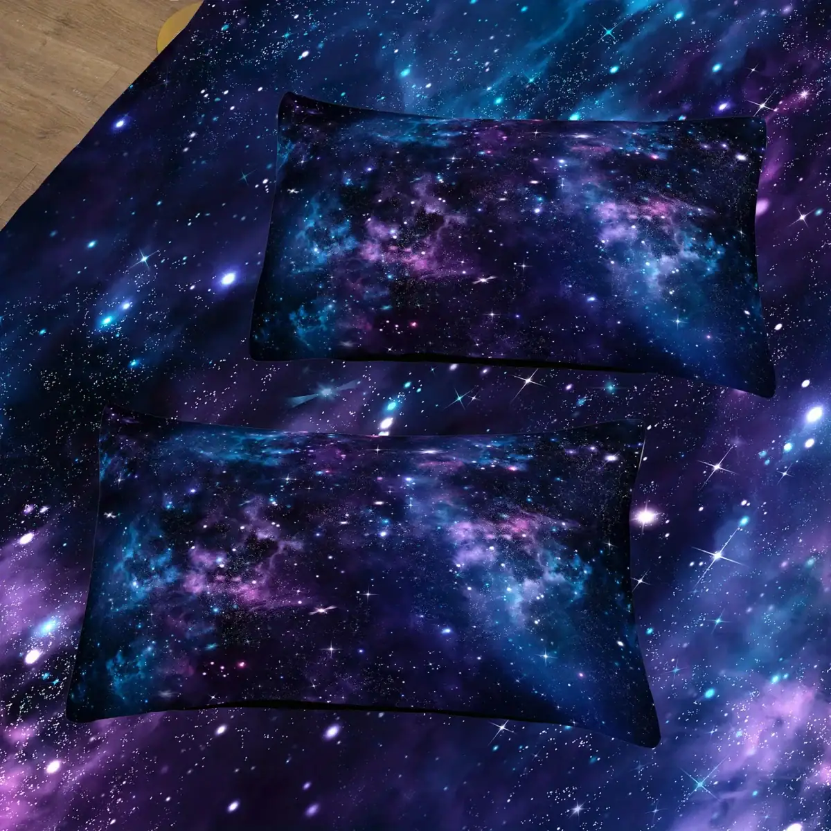 Coussins décoratifs avec motif galaxie cosmique, parfaits pour une décoration intérieure inspirée de l'univers.