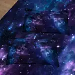 Coussins décoratifs avec motif galaxie cosmique, parfaits pour une décoration intérieure inspirée de l'univers.