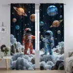 Vêtements de décoration de fenêtres avec motif d'astronautes et planètes dans l'espace, parfaits pour une décoration thématique scientifique ou spatiale.