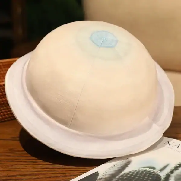 Globe en papier mâché blanc avec une petite zone bleue, posé sur une table en bois, illustrant un objet de décoration scientifique unique.