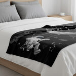 Couverture de lit avec motif d'astronaute et constellation, idéale pour les amateurs d'espace et de science. Décoration originale pour chambre à thème spatial ou scientifique.