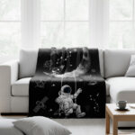 Tissu de décoration avec motif d'astronaute et d'espace, parfait pour embellir votre salon ou chambre avec un thème spatial.