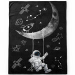 Tapis de décoration avec un astronaute en apesanteur, la lune, et des éléments cosmiques, parfait pour une décoration thématique scientifique ou spatiale.