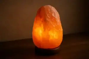 Lampe en sel de l'Himalaya illuminée, apportant une ambiance chaleureuse et naturelle à votre intérieur. Parfaite pour la décoration et la relaxation.