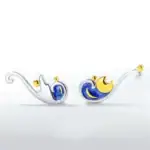 Accessoire de décoration céleste en métal argenté et doré avec motifs de nuages et lune.