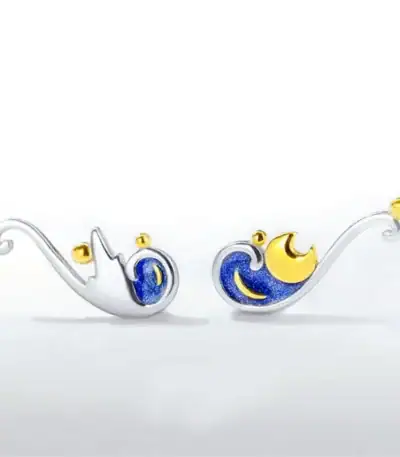 Accessoire de décoration céleste en métal argenté et doré avec motifs de nuages et lune.