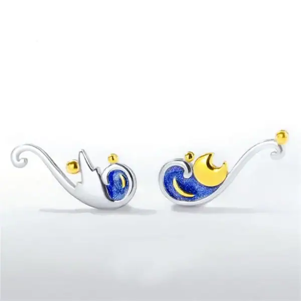 Accessoire de décoration céleste en métal argenté et doré avec motifs de nuages et lune.
