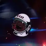 Casque d'astronaute orné d'un logo soviétique "CCCP" sur fond spatial.