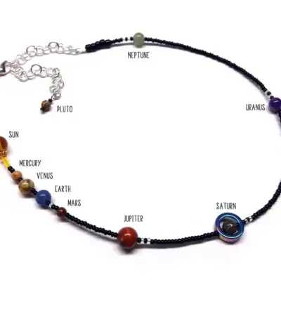 Collier représentant le système solaire avec des perles colorées pour chaque planète.