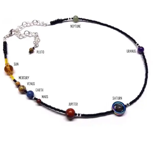 Collier représentant le système solaire avec des perles colorées pour chaque planète.