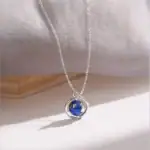 Collier avec pendentif représentant la planÚte Terre, symbole de l'univers et de la science, parfait pour les amateurs d'astronomie et de décoration scientifique.